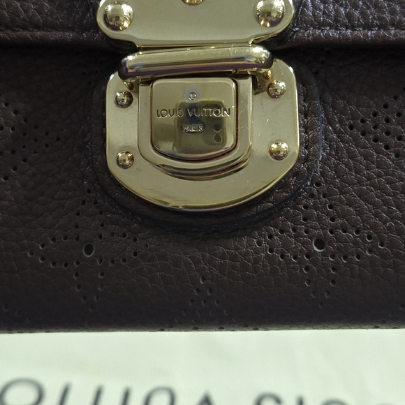 Louis Vuitton Mahina Leather Amelia Long Wallet - Picture 11 of 16
